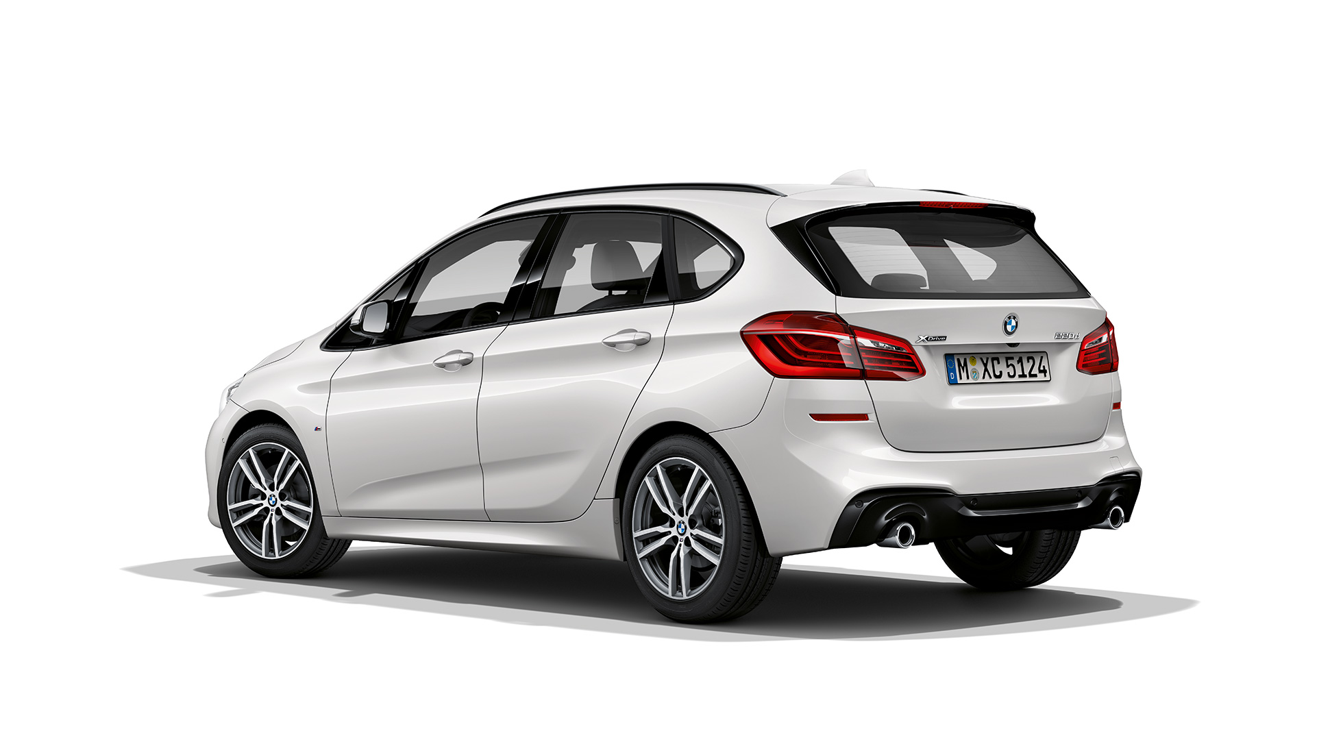 Driekwart achteraanzicht BMW 2 Serie Active Tourer Model M Sport BMW 2 Serie Active Tourer in wit 220d xDrive Model M Sport F45 Mineralweiß metallic driekwart achteraanzicht