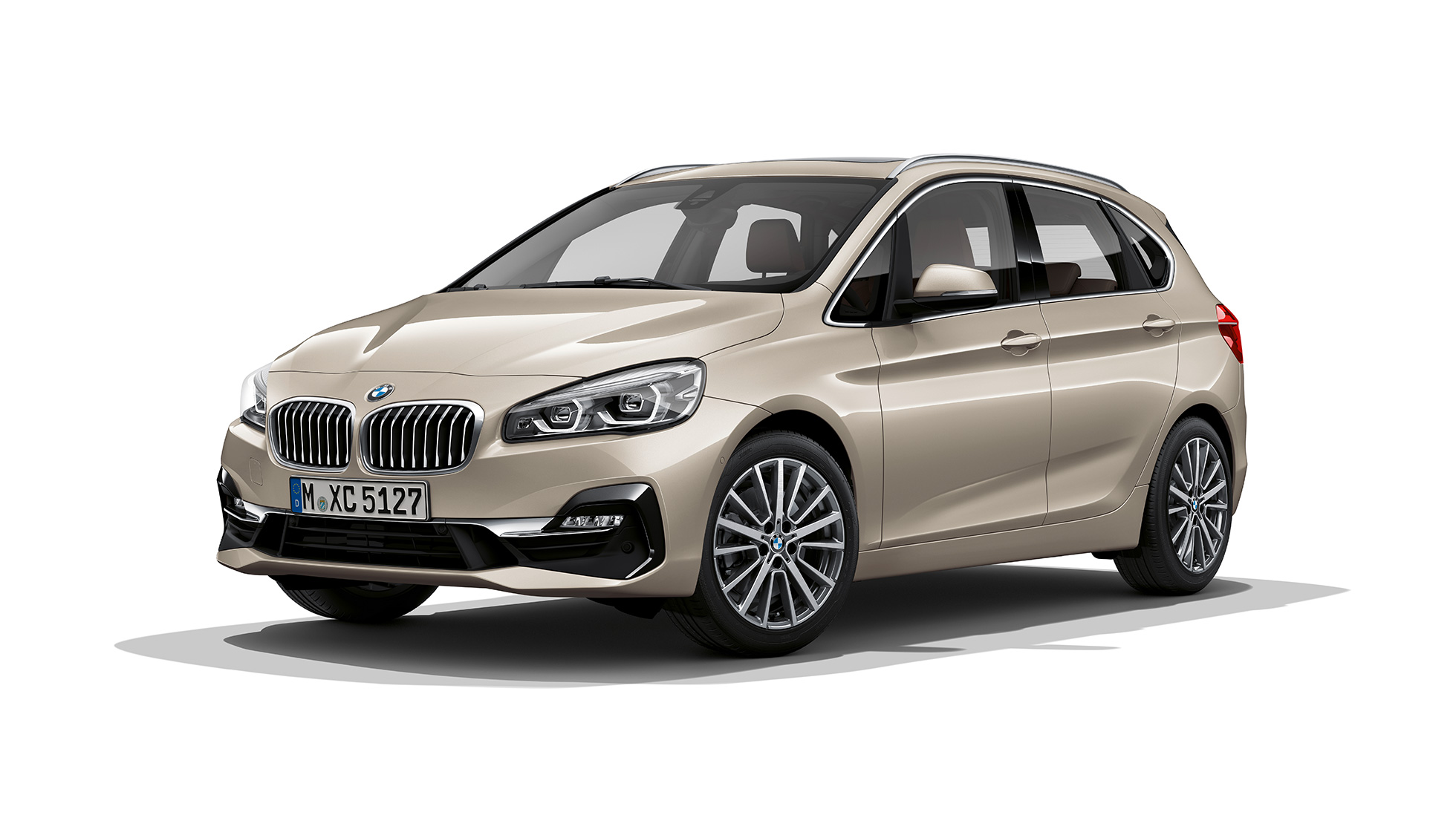Driekwart vooraanzicht BMW 2 Serie Active Tourer Model Luxury Line BMW 2 Serie Active Tourer Model Luxury Line 225i xDrive F45 Jucarobeige metallic driekwart vooraanzicht