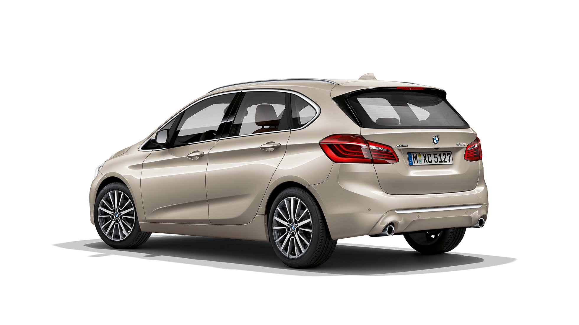 Driekwart achteraanzicht BMW 2 Serie Active Tourer Model Luxury Line BMW 2 Serie Active Tourer Model Luxury Line 225i xDrive F45 Jucarobeige metallic driekwart achteraanzicht