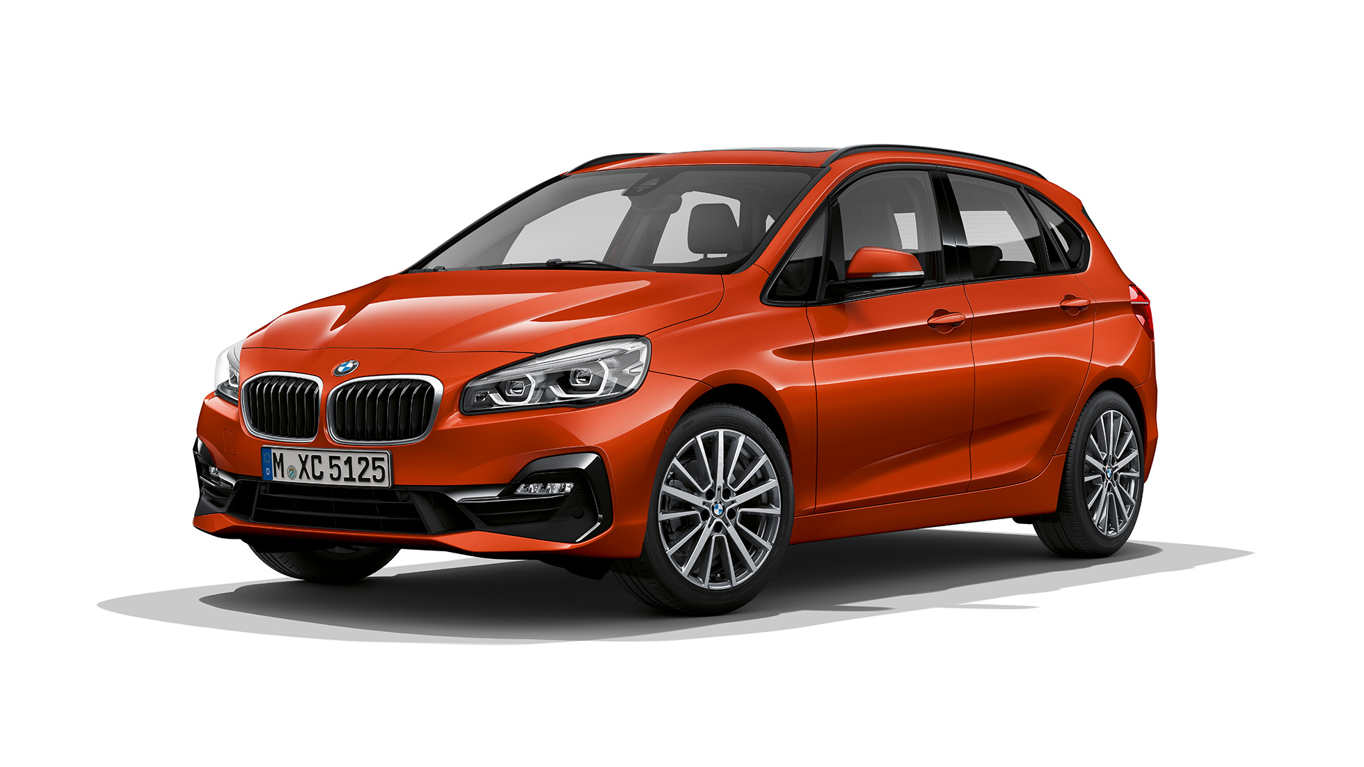 Driekwart vooraanzicht BMW 2 Serie Active Tourer Model Sport Line BMW 2 Serie Active Tourer Model Sport Line 220i F45 Sunset Orange metallic driekwart vooraanzicht