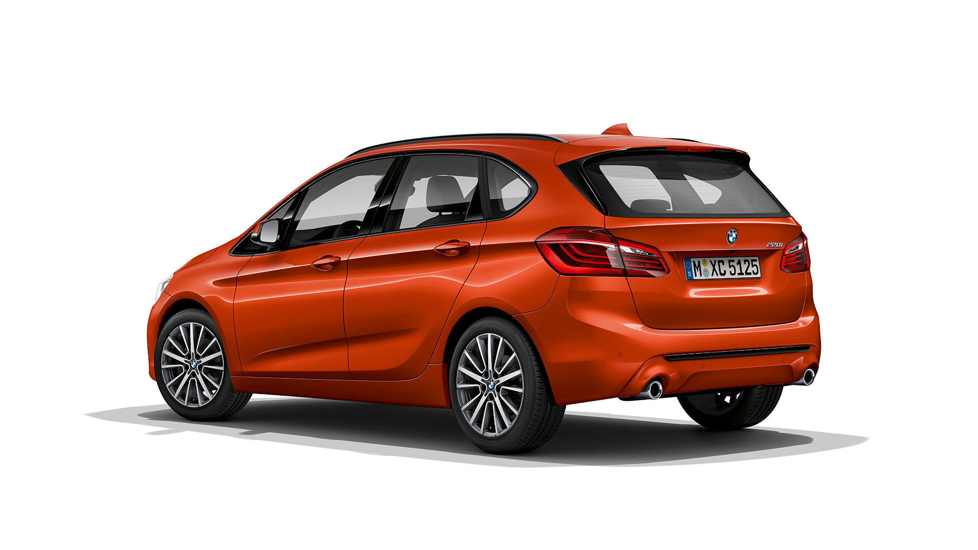 Driekwart achteraanzicht BMW 2 Serie Active Tourer Model Sport Line BMW 2 Serie Active Tourer Model Sport Line 220i F45 Sunset Orange metallic driekwart achteraanzicht