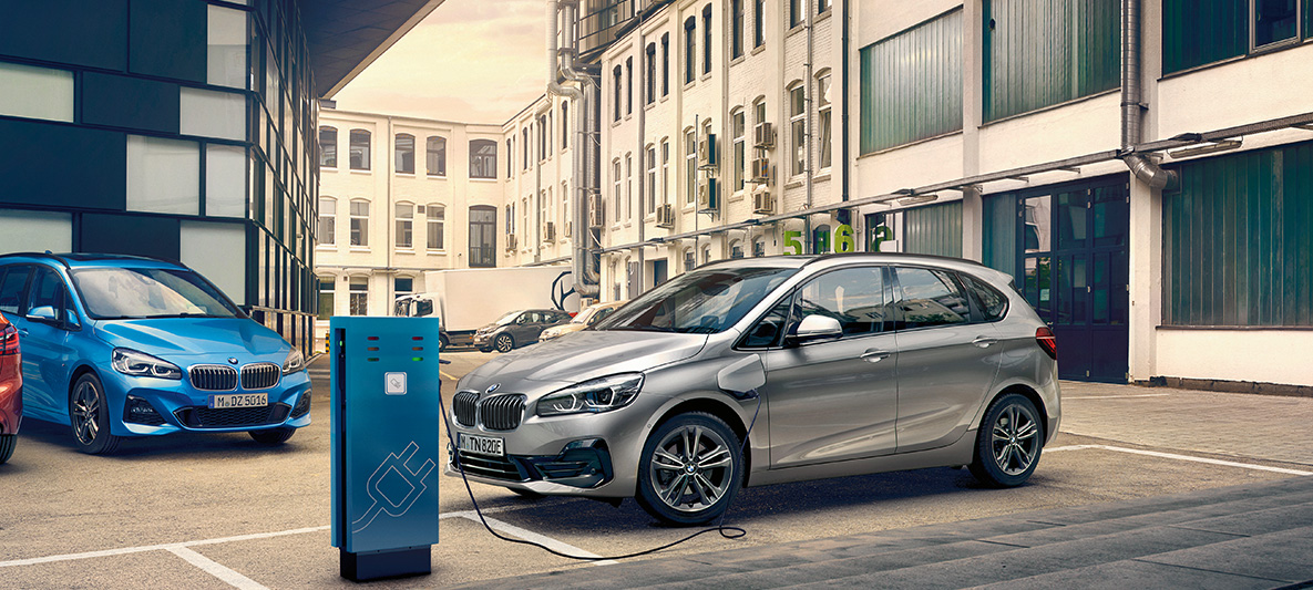 BMW 225xe Active Tourer Plug-in Hybride BMW 225xe Active Tourer Plug-in Hybride F45 bij laadstation