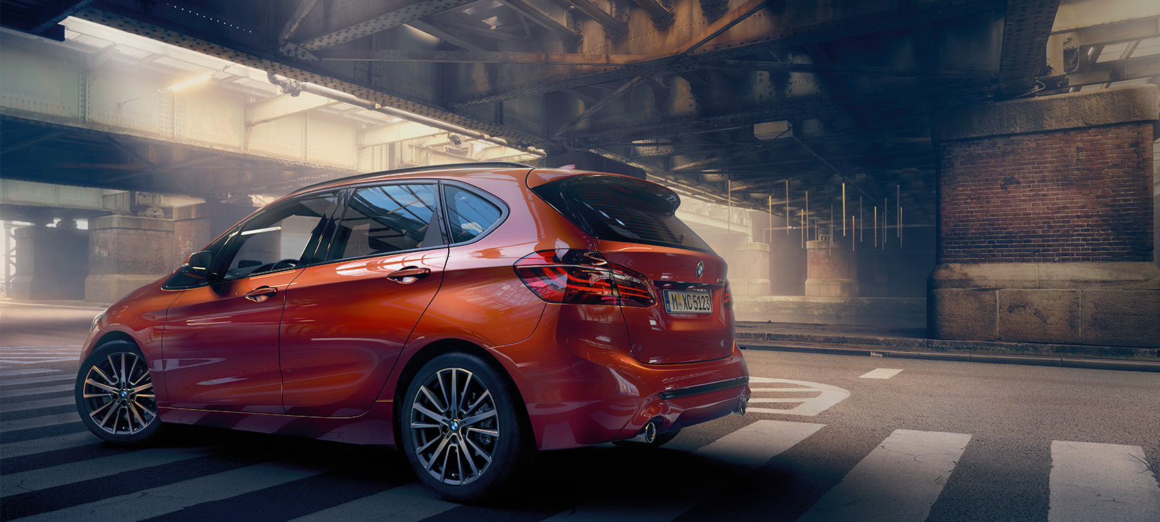 Zijaanzicht BMW 2 Serie Active Tourer BMW 2 Serie Active Tourer F45 Facelift Sunset Orange metallic zijaanzicht