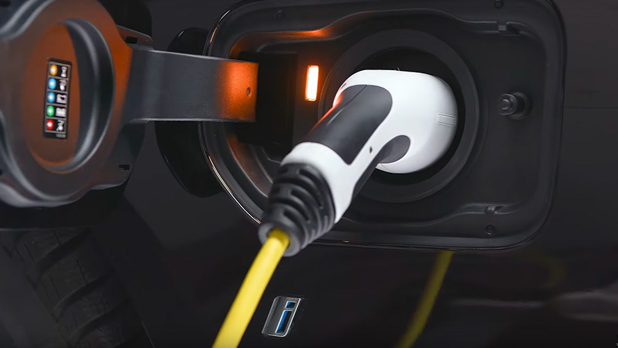 BMW Plug-in Hybride met aangesloten laadkabel BMW 2 Serie Active Tourer F45 BMW Plug-in Hybride met aangesloten laadkabel close-up