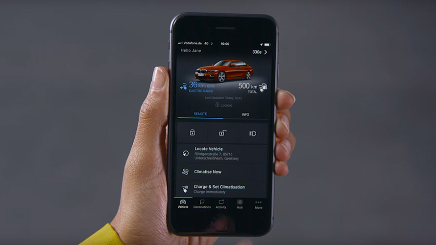 Smartphone met BMW Connected App BMW 2 Serie Active Tourer F45 smartphone met BMW Connected App close-up