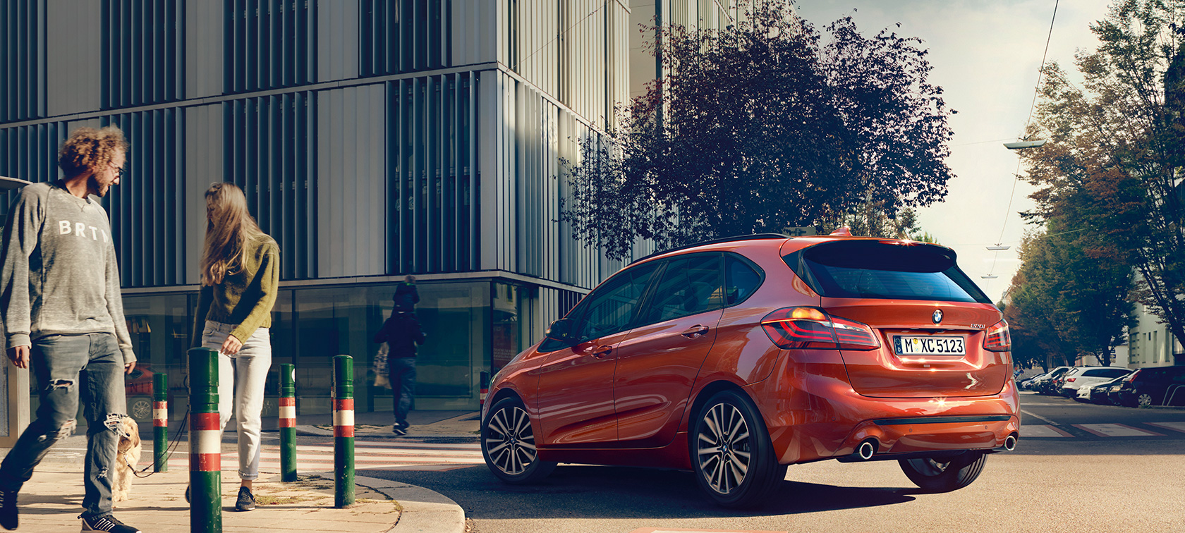 Driekwart achteraanzicht BMW 2 Serie Active Tourer 220i BMW 2 Serie Active Tourer 220i F45 Facelift Sunset Orange metallic driekwart achteraanzicht rijdend
