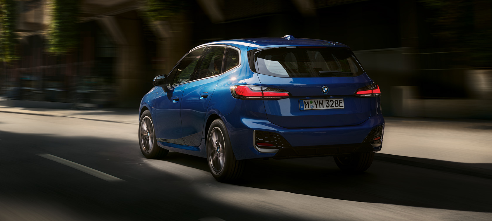 BMW 2 Serie Active Tourer 230e Plug-in Hybride U06 rijdend BMW 2 Serie Active Tourer 230e Plug-in Hybride U06 M Portimao Blau metallic driekwart achteraanzicht rijdend