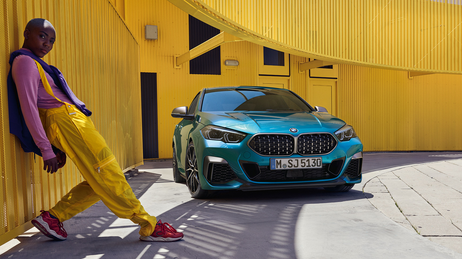 Voorzijde BMW 2 Serie Gran Coupé BMW 2 Serie Gran Coupé met dubbele nierengrille met meshdesign Snapper Rocks Blau metallic F44 driekwart vooraanzicht
