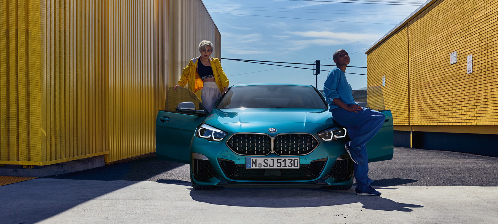 BMW 2 Serie Gran Coupé vooraanzicht met geopende voorportieren BMW 2 Serie Gran Coupé Snapper Rocks Blau metallic F44 vooraanzicht met geopende voorportieren