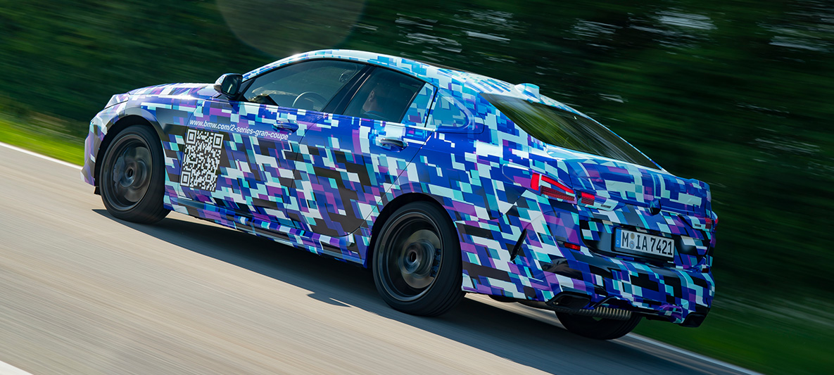 Rijdynamiek BMW 2 Serie Gran Coupé BMW M235i xDrive 2020 driekwart zijaanzicht camouflage