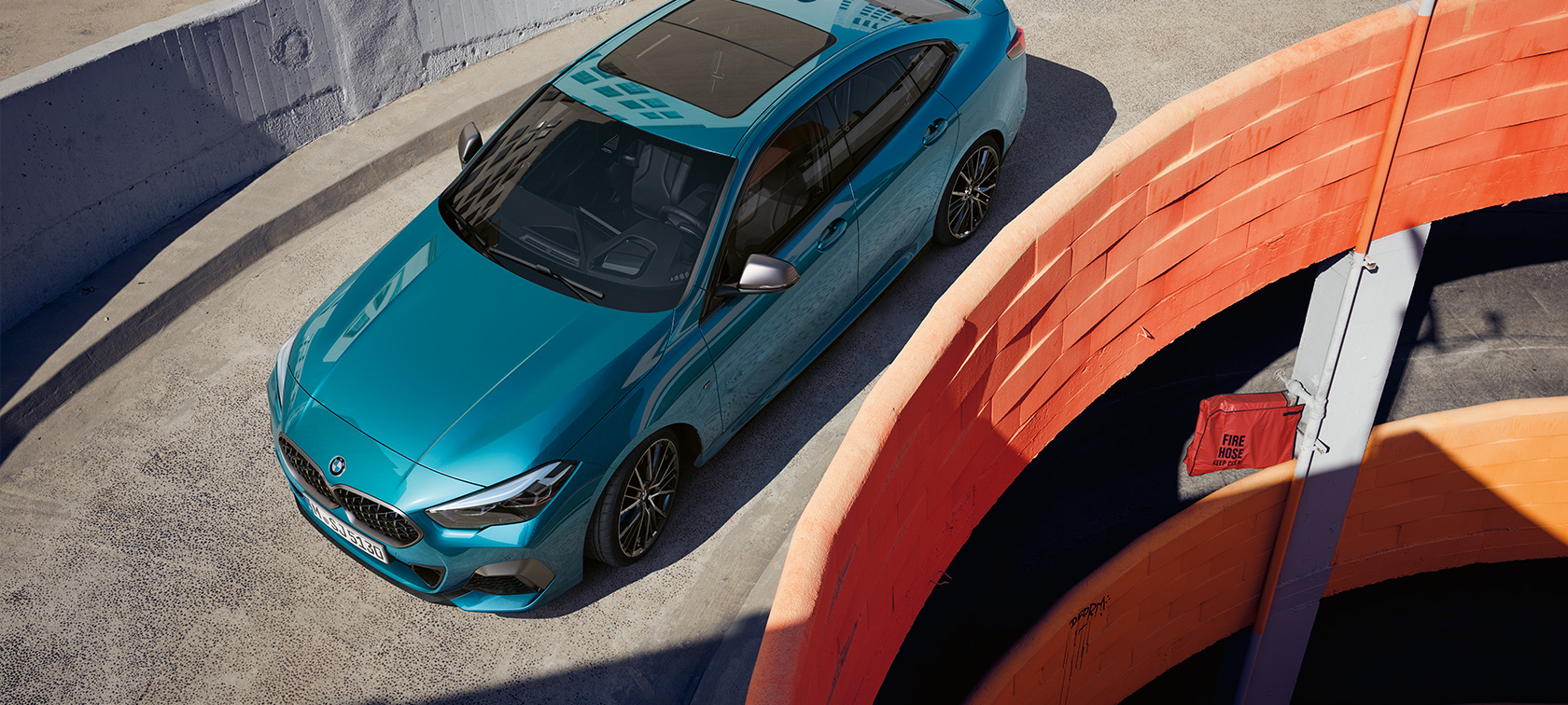 BMW 2 Serie Gran Coupé F44 driekwart vooraanzicht van boven BMW 2 Serie Gran Coupé F44 Snapper Rocks Blau metallic, driekwart vooraanzicht van boven