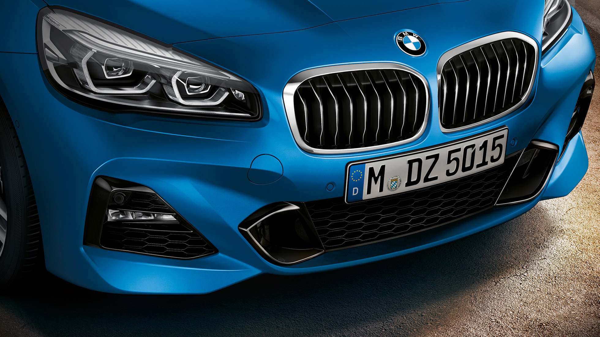 Nierengrille BMW 2 Serie Gran Tourer Nierengrille BMW 2 Serie Gran Tourer F46 Facelift 2018 Estoril Blau metallic close-up voorzijde