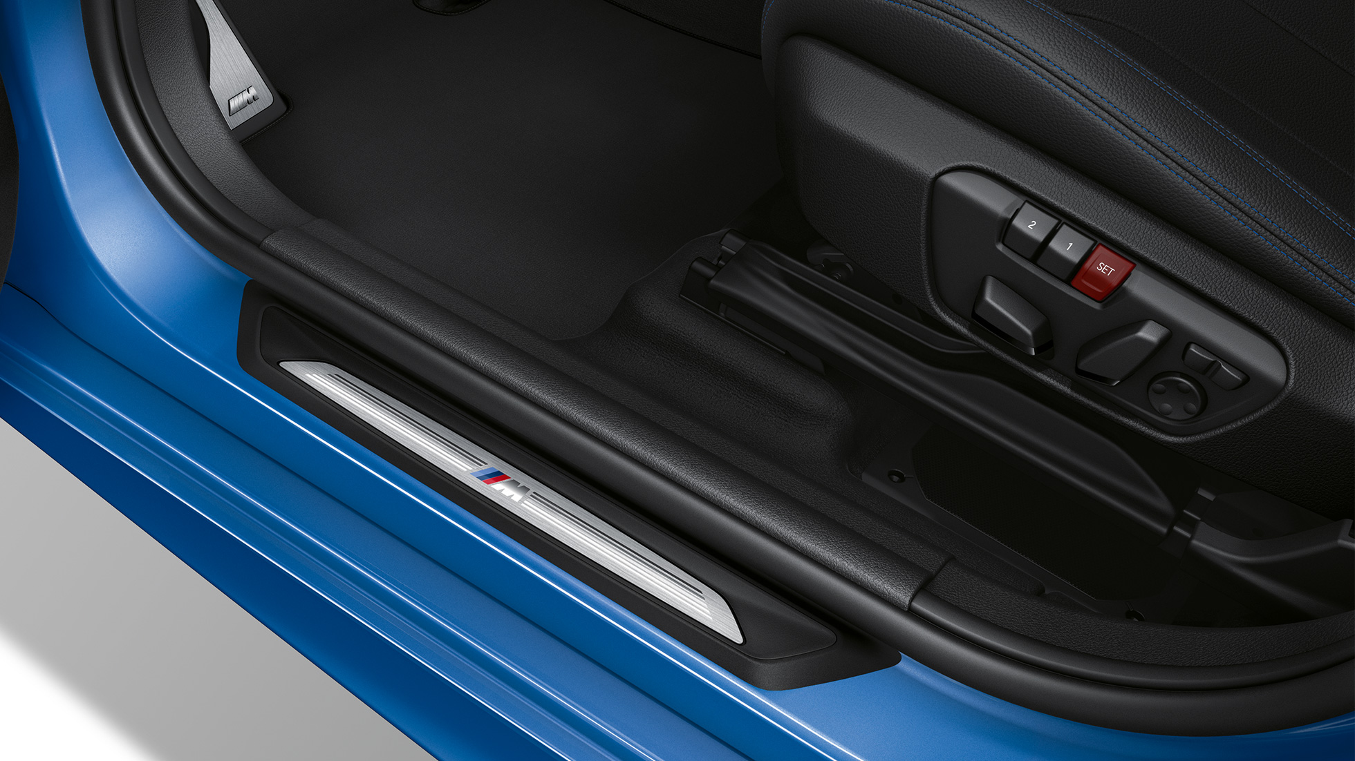 Instaplijsten BMW 2 Serie Gran Tourer Model M Sport Instaplijsten BMW 2 Serie Gran Tourer 220d xDrive Model M Sport F46 Facelift 2018 Estoril Blau metallic close-up