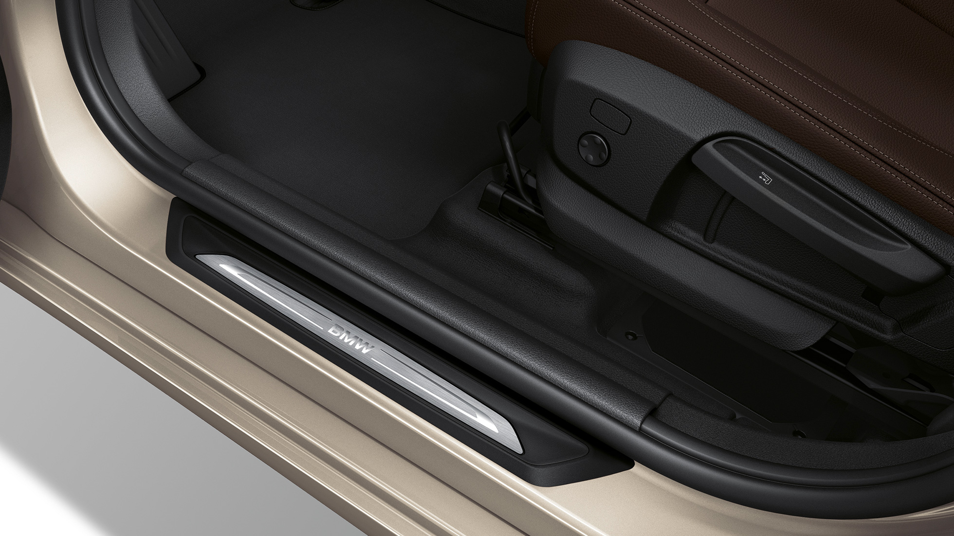 Instaplijsten BMW 2 Serie Gran Tourer Model Luxury Line iInstaplijsten BMW 2 Serie Gran Tourer 218d xDrive Model Luxury Line F46 2018 Jucarobeige metallic close-up