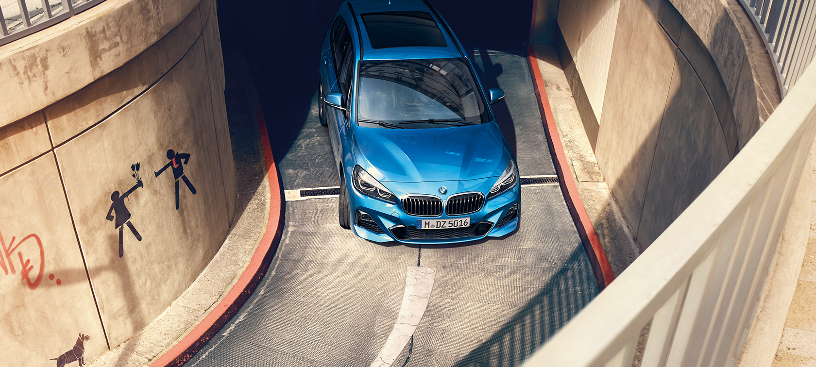 BMW 2 Serie Gran Tourer rijdend BMW 2 Serie Gran Tourer F46 Estoril Blau metallic bovenaanzicht rijdend