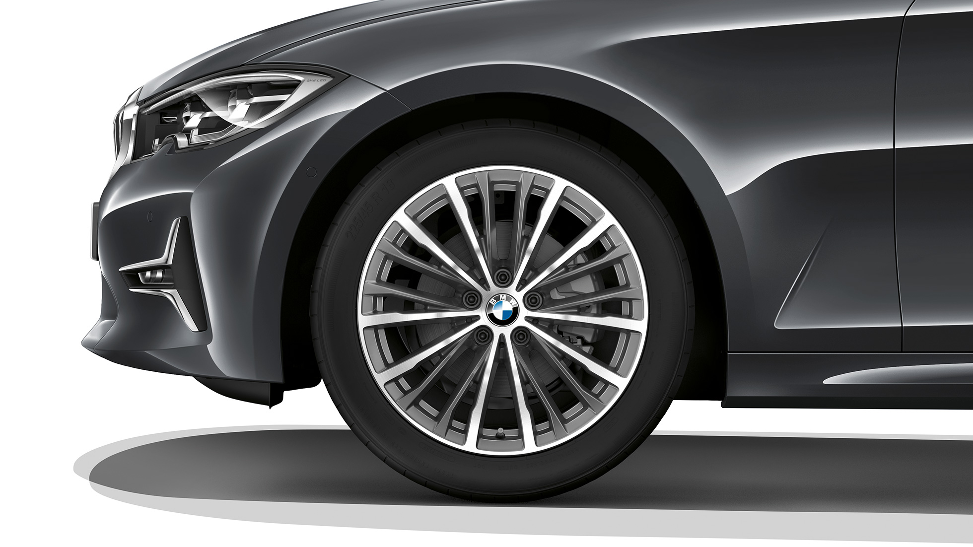 BMW 3 Serie Sedan, lichtmetalen wiel Model Luxury Line Close-up van het lichtmetalen wiel van de BMW 3 Serie Sedan met de uitrusting van Model Luxury Line