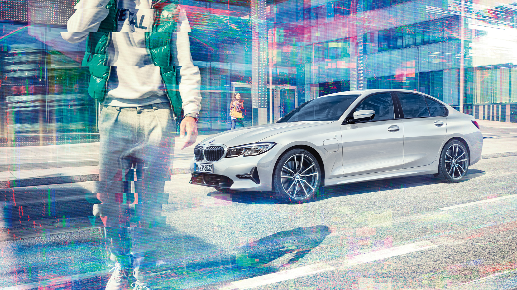 BMW 3 Serie Sedan BMW 330e zijaanzicht BMW 3 Serie Sedan BMW 330e G20 Glaciersilber metallic, zijaanzicht, rijdend