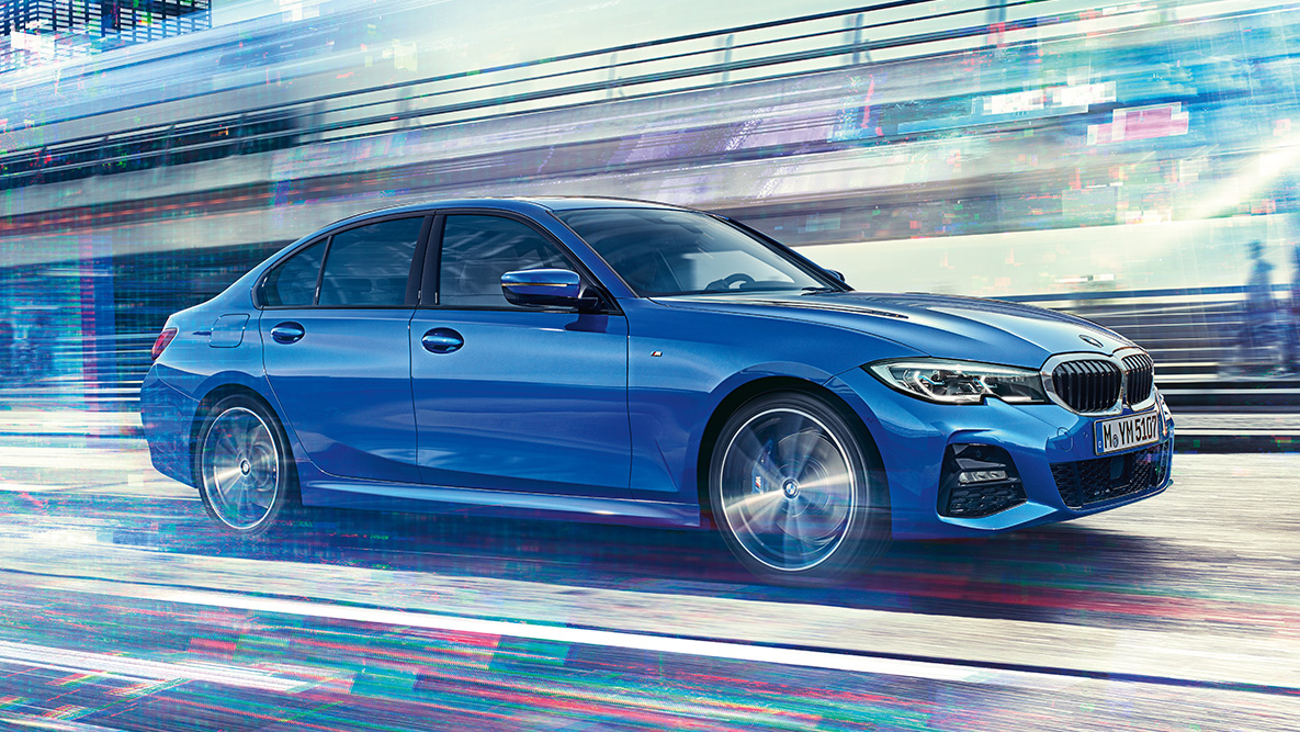 BMW 3 Serie Sedan (G20), rijdend, zijaanzicht. Zijaanzicht rijdende BMW 3 Serie Sedan (G20), overdag voor stedelijke achtergrond.