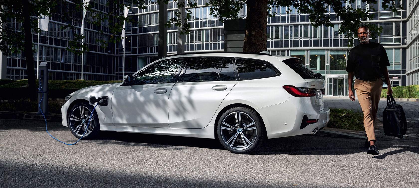 Plug-in Hybride BMW 3 Serie Touring 2021 G21 driekwart zijaanzicht opladend Plug-in Hybride BMW 3 Serie Touring 2021 G21 driekwart zijaanzicht opladend met model