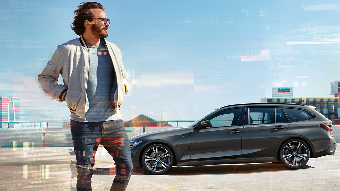 BMW 3 Serie Touring (G21), driekwart vooraanzicht design BMW 3 Serie Touring (G21) Dravitgrau, driekwart vooraanzicht, rijdend op brug