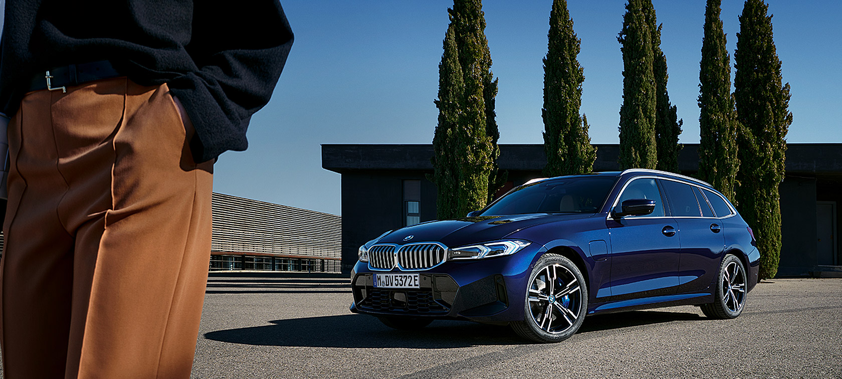 BMW 3 Serie Touring LCI G21 Tansanitblau II driekwart vooraanzicht stilstaand