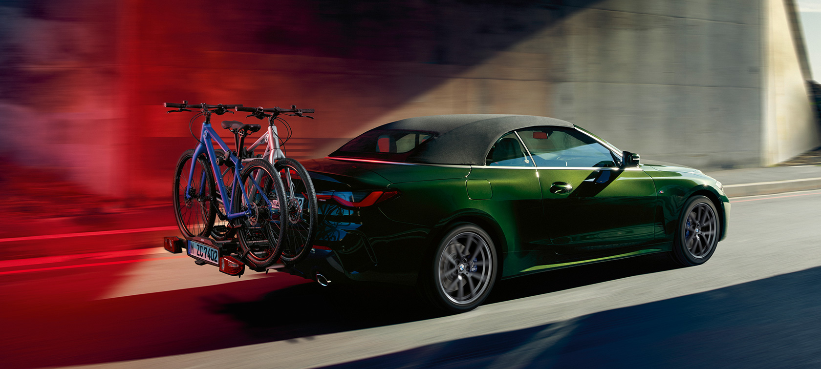 Driekwart achteraanzicht met BMW Fietsendrager Pro 2.0 BMW 4 Serie Cabrio G23 BMW 4 Serie Cabrio G23 Sanremo Green metallic driekwart achteraanzicht met BMW Fietsendrager Pro 2.0