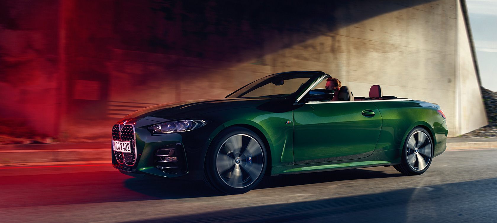 Driekwart zijaanzicht BMW 4 Serie Cabrio G23 rijdend BMW 4 Serie Cabrio G23 Sanremo Green metallic driekwart zijaanzicht rijdend