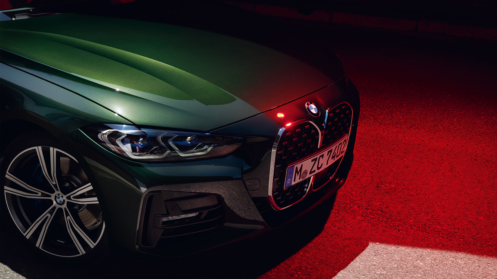 Vooraanzicht BMW nierengrille BMW 4 Serie Cabrio G23 BMW 4 Serie Cabrio G23 Sanremo Green metallic vooraanzicht stilstaand close-up nierengrille