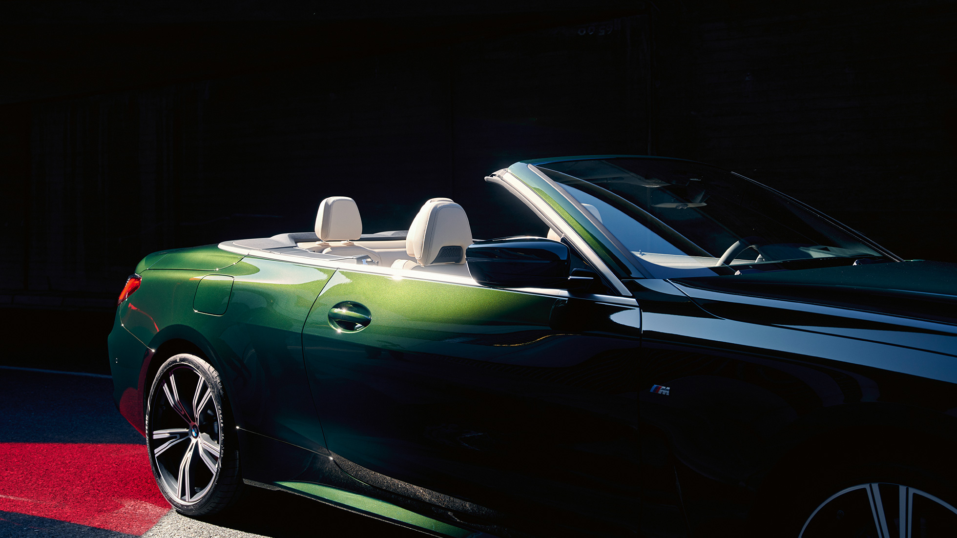 Driekwart vooraanzicht BMW 4 Serie Cabrio G23 rijdend BMW 4 Serie Cabrio G23 Sanremo Green metallic driekwart vooraanzicht rijdend