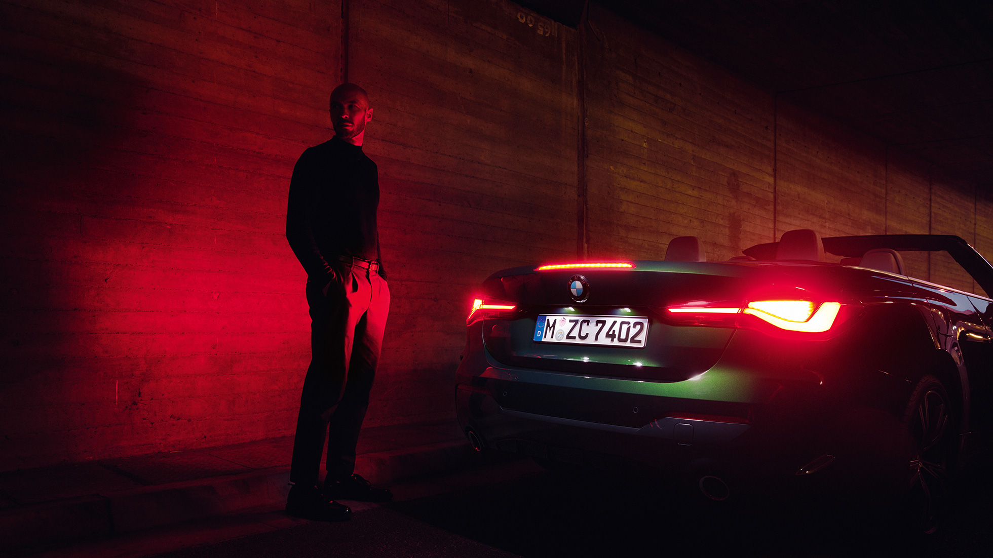 Zijaanzicht met geopende cabriokap BMW 4 Serie Cabrio G23 BMW 4 Serie Cabrio G23 Sanremo Green metallic driekwart vooraanzicht met geopende cabriokap