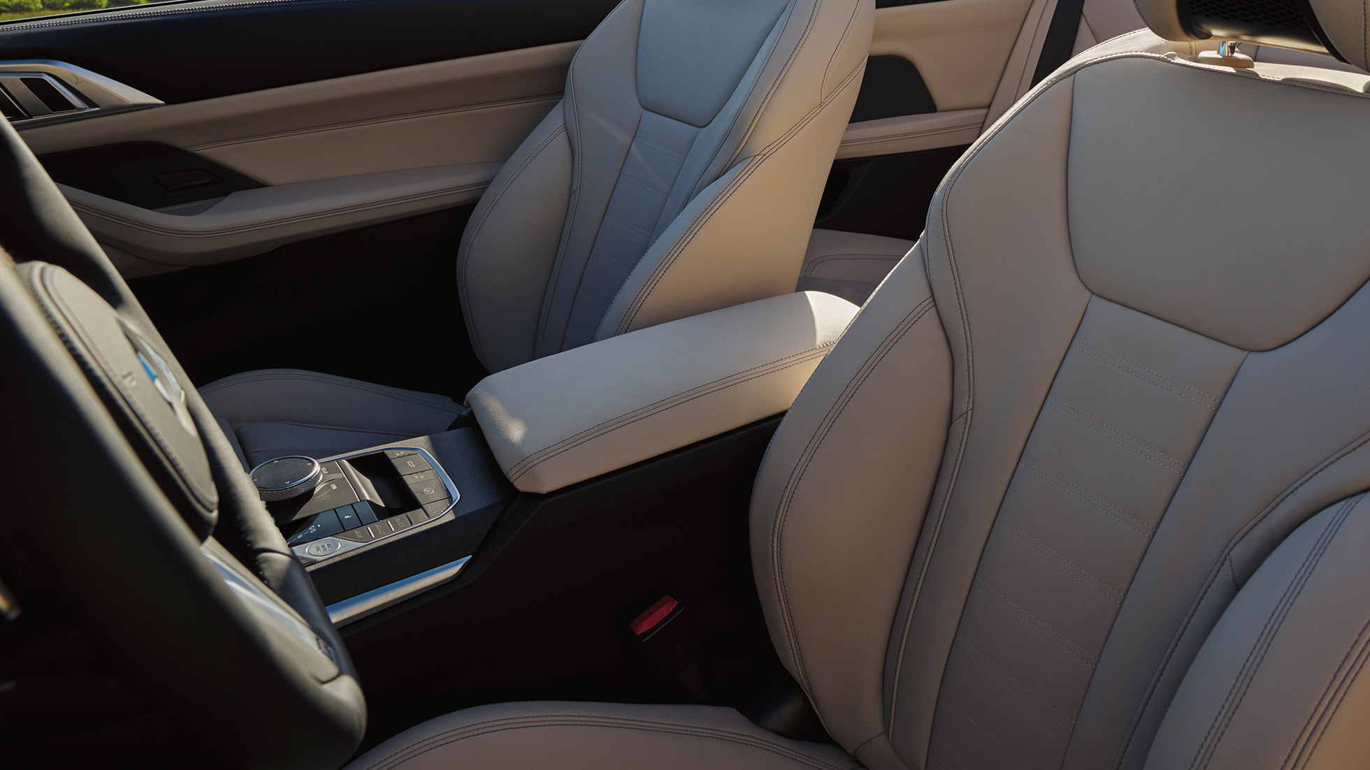 Middenconsole en stoelen in de BMW 4 Serie Cabrio G23 BMW 4 Serie Cabrio G23 Sanremo Green metallic interieur middenconsole en stoelen