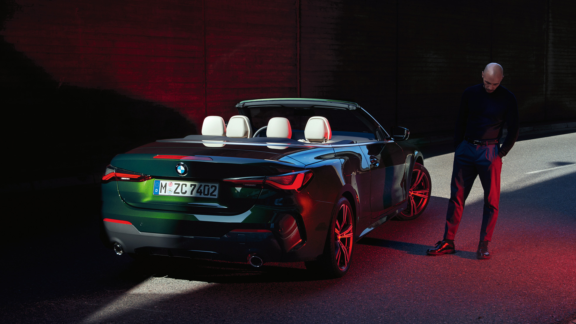 Driekwart achteraanzicht achterlichten BMW 4 Serie Cabrio G23 BMW 4 Serie Cabrio G23 Sanremo Green metallic driekwart achteraanzicht achterlichten