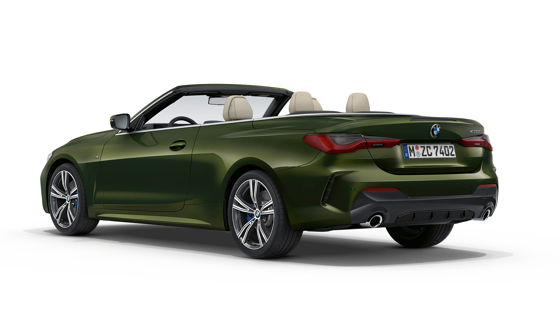 Achteraanzicht BMW 4 Serie Cabrio Model M Sport G23 BMW 4 Serie Cabrio G23 Model M Sport Sanremo Green metallic driekwart vooraanzicht