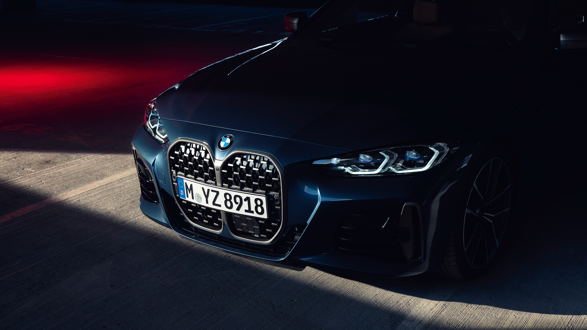 Vooraanzicht BMW nierengrille BMW 4 Serie Coupé G22 BMW 4 Serie Coupé G22 Arctic Race Blue metallic vooraanzicht close-up BMW nierengrille