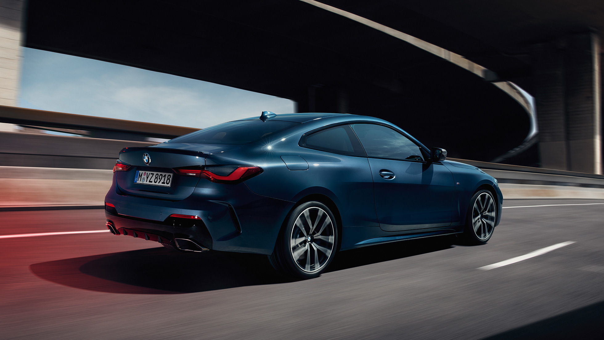 Driekwart zijaanzicht BMW 4 Serie Coupé G22 BMW 4 Serie Coupé G22 Arctic Race Blue metallic driekwart zijaanzicht rijdend