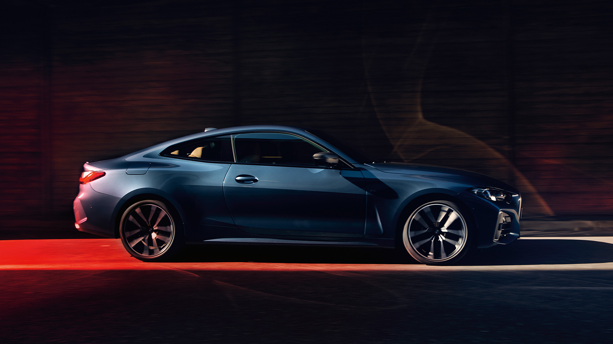Zijaanzicht BMW 4 Serie Coupé G22 BMW 4 Serie Coupé G22 Arctic Race Blue metallic zijaanzicht rijdend