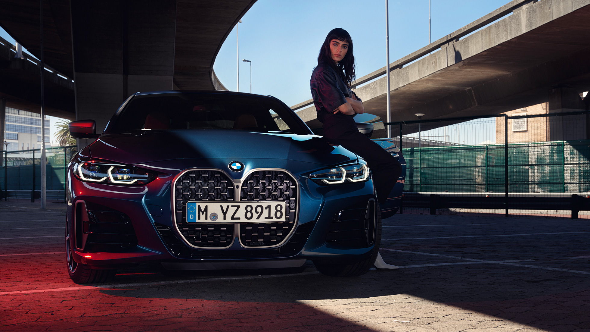 Vooraanzicht met BMW nierengrille koplampen BMW 4 Serie Coupé G22 BMW 4 Serie Coupé G22 Arctic Race Blue metallic vooraanzicht met BMW nierengrille koplampen