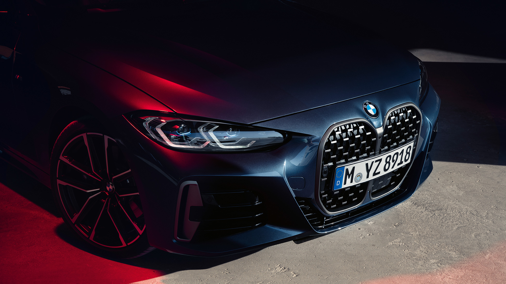 Driekwart vooraanzicht BMW nierengrille BMW 4 Serie Coupé G22 BMW 4 Serie Coupé G22 Arctic Race Blue metallic driekwart vooraanzicht BMW nierengrille