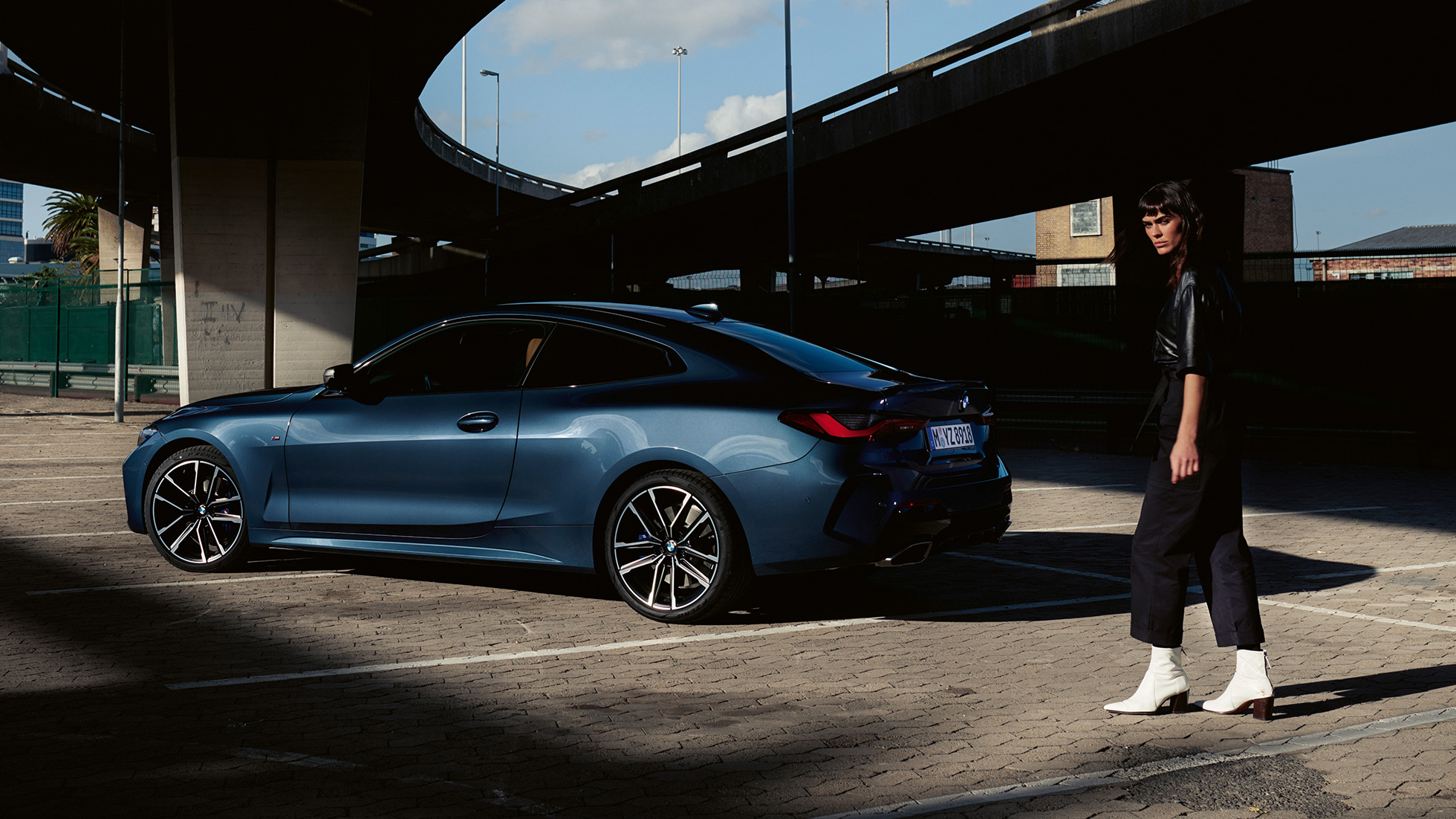 Zijaanzicht vloeiende daklijn BMW 4 Serie Coupé G22 BMW 4 Serie Coupé G22 Arctic Race Blue metallic vloeiende daklijn
