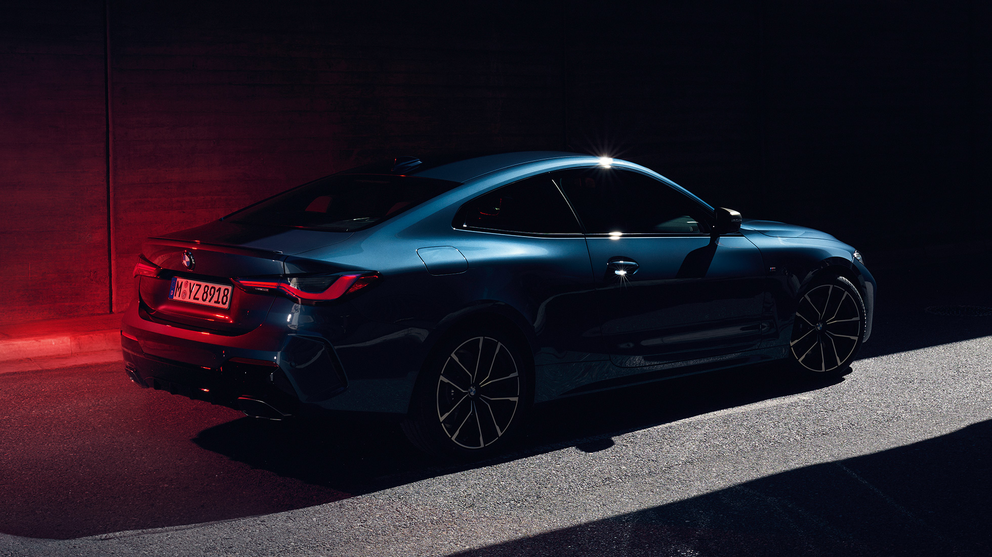 Driekwart achteraanzicht schouderpartij met Hofmeister knik BMW 4 Serie Coupé G22 BMW 4 Serie Coupé G22 Arctic Race Blue metallic driekwart achteraanzicht schouderpartij met Hofmeister knik