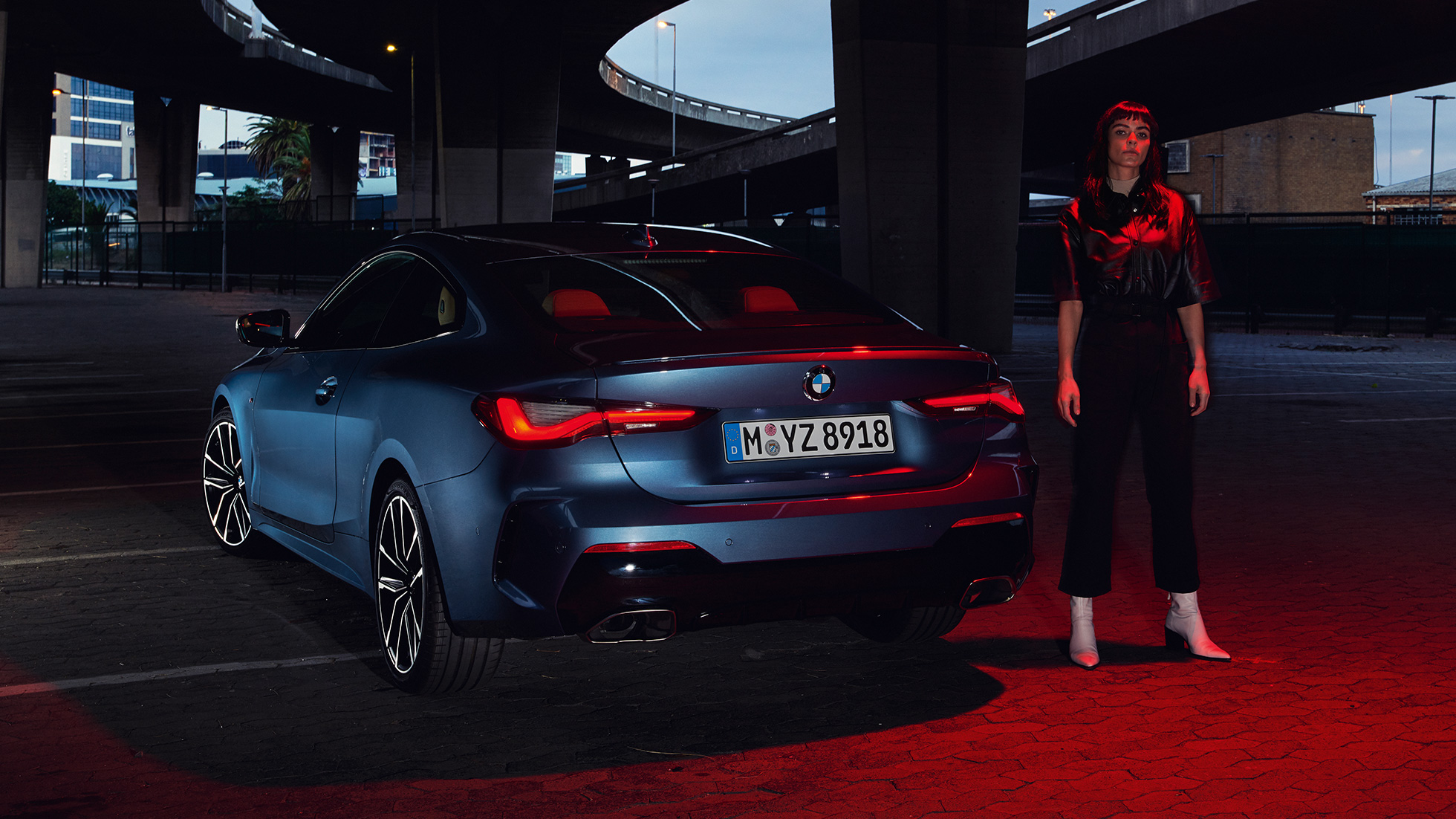 Achteraanzicht achterlichten BMW 4 Serie Coupé G22 BMW 4 Serie Coupé G22 Arctic Race Blue metallic achteraanzicht achterlichten