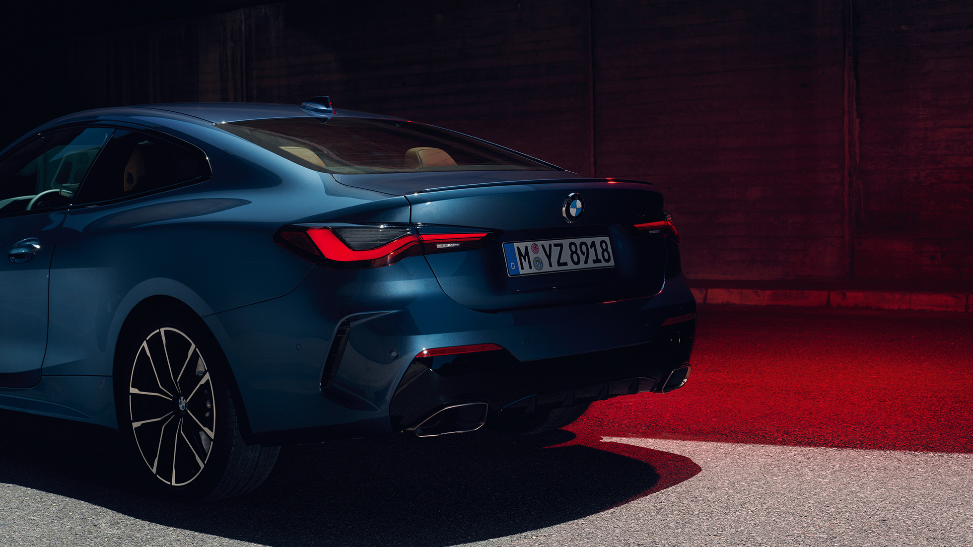 Driekwart achteraanzicht dubbele uitlaateindpijpen BMW 4 Serie Coupé G22 BMW 4 Serie Coupé G22 Arctic Race Blue metallic driekwart achteraanzicht dubbele uitlaateindpijpen