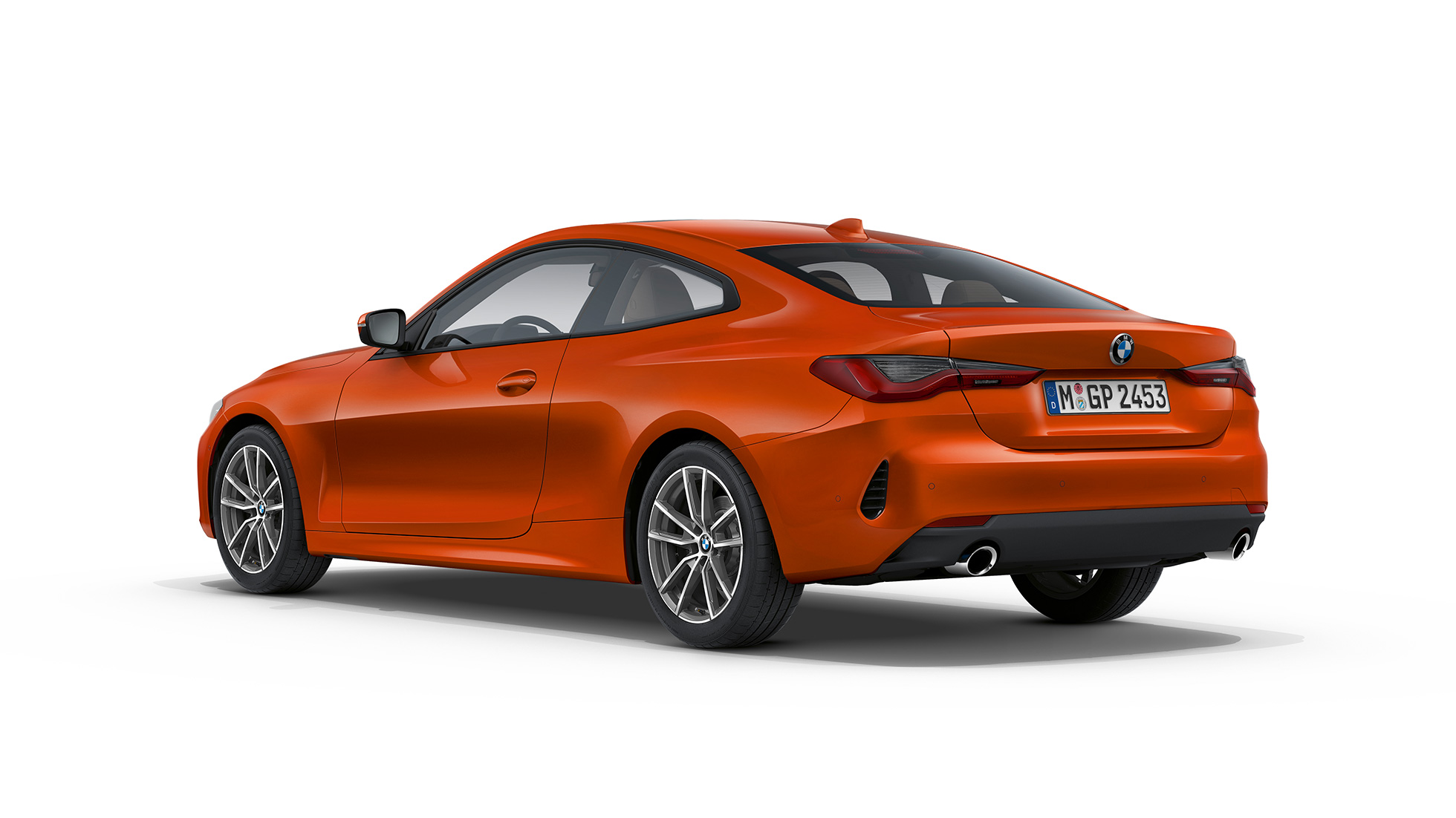 Driekwart achteraanzicht BMW 4 Serie Coupé G22 BMW 4 Serie Coupé G22 Sunset Orange metallic driekwart achteraanzicht