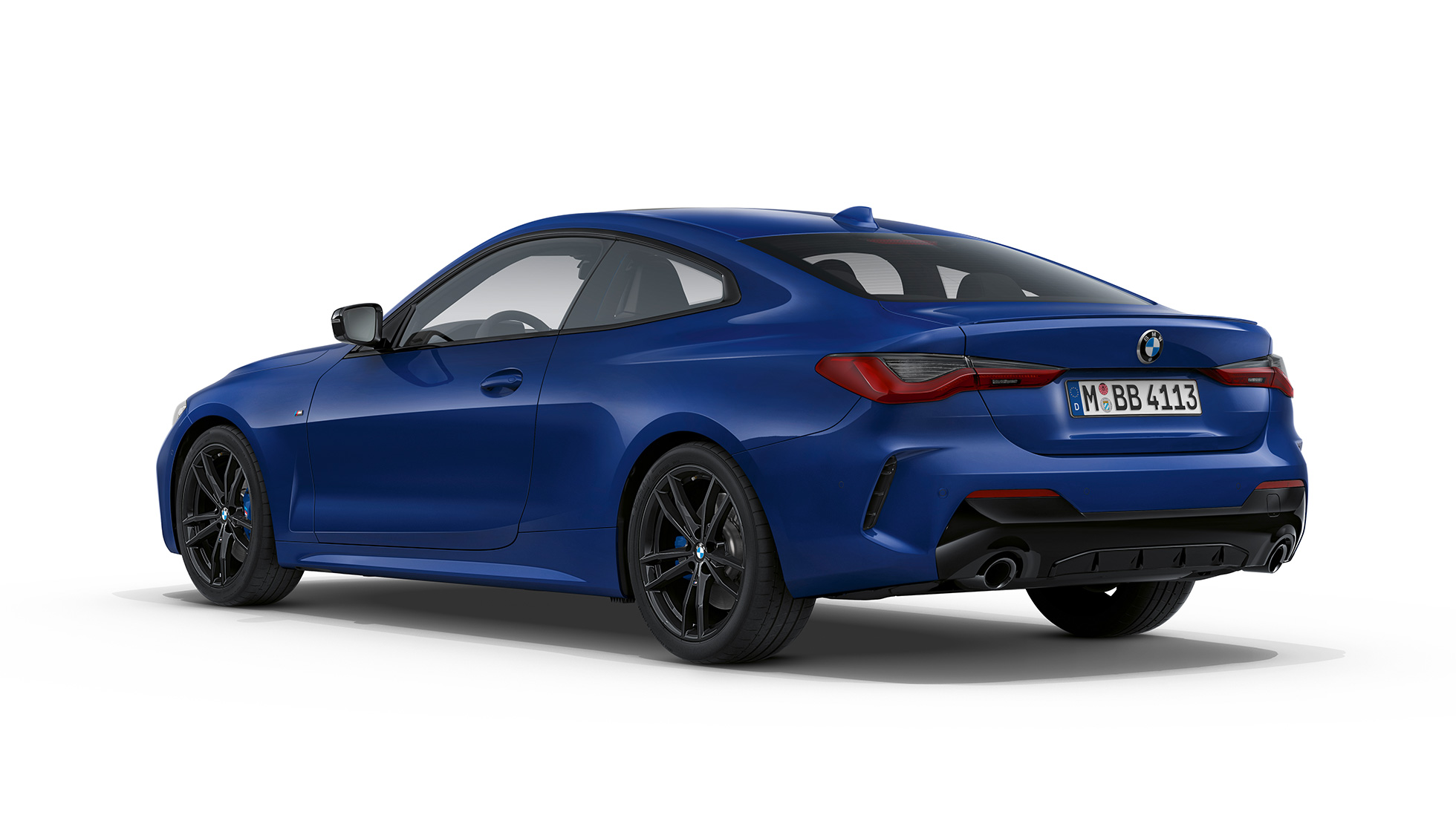 Achteraanzicht BMW 4 Serie Coupé M Sport G22 BMW 4 Serie Coupé G22 M Sport Arctic Race Blue metallic driekwart achteraanzicht