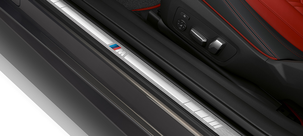 Instaplijsten BMW 4 Serie Coupé G22 Individual interieur Instaplijsten met opschrift ‘BMW Individual’ BMW 4 Serie Coupé G22 interieur cockpit