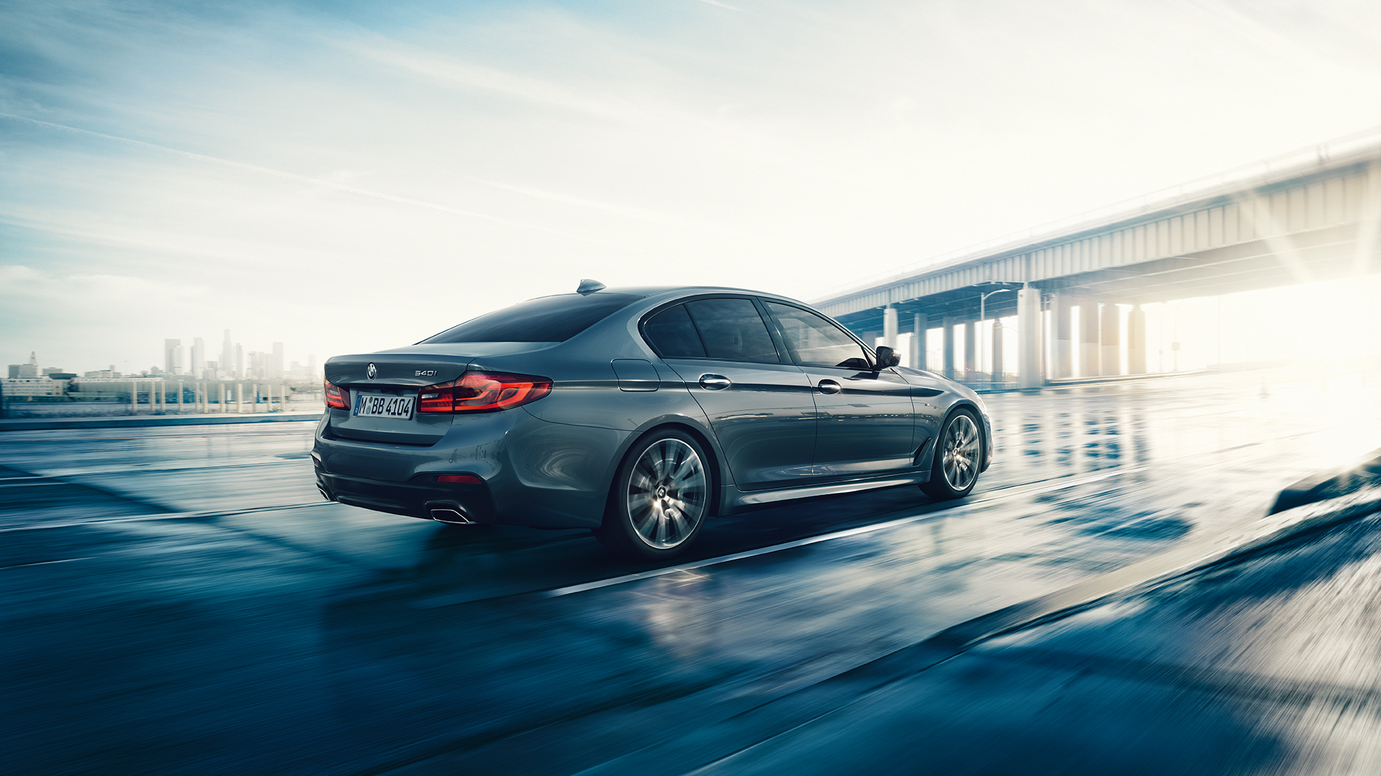 Achterzijde BMW 5 Serie Sedan Achterzijde BMW 5 Serie Sedan highlights 540i Sedan G30 Bluestone metallic driekwart achteraanzicht