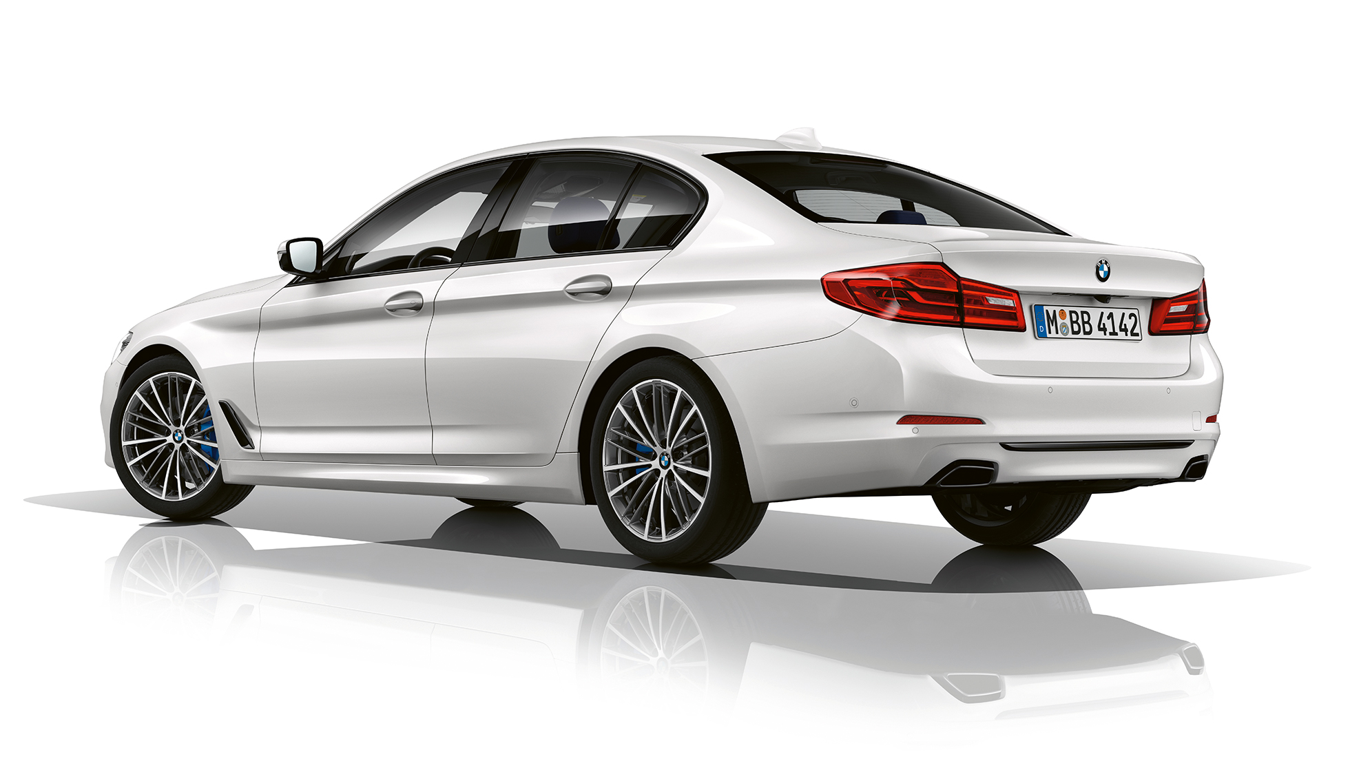 Sport Line driekwart achteraanzicht BMW 5 Serie Sedan Sport Line BMW 5 Serie Sedan 540i Sedan G30 Alpinweiß metallic driekwart achteraanzicht