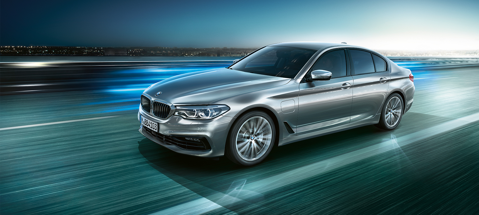 BMW 530e Sedan BMW 530e Sedan BMW 5 Serie Plug-in Hybride Sedan Glaciersilber metallic driekwart vooraanzicht
