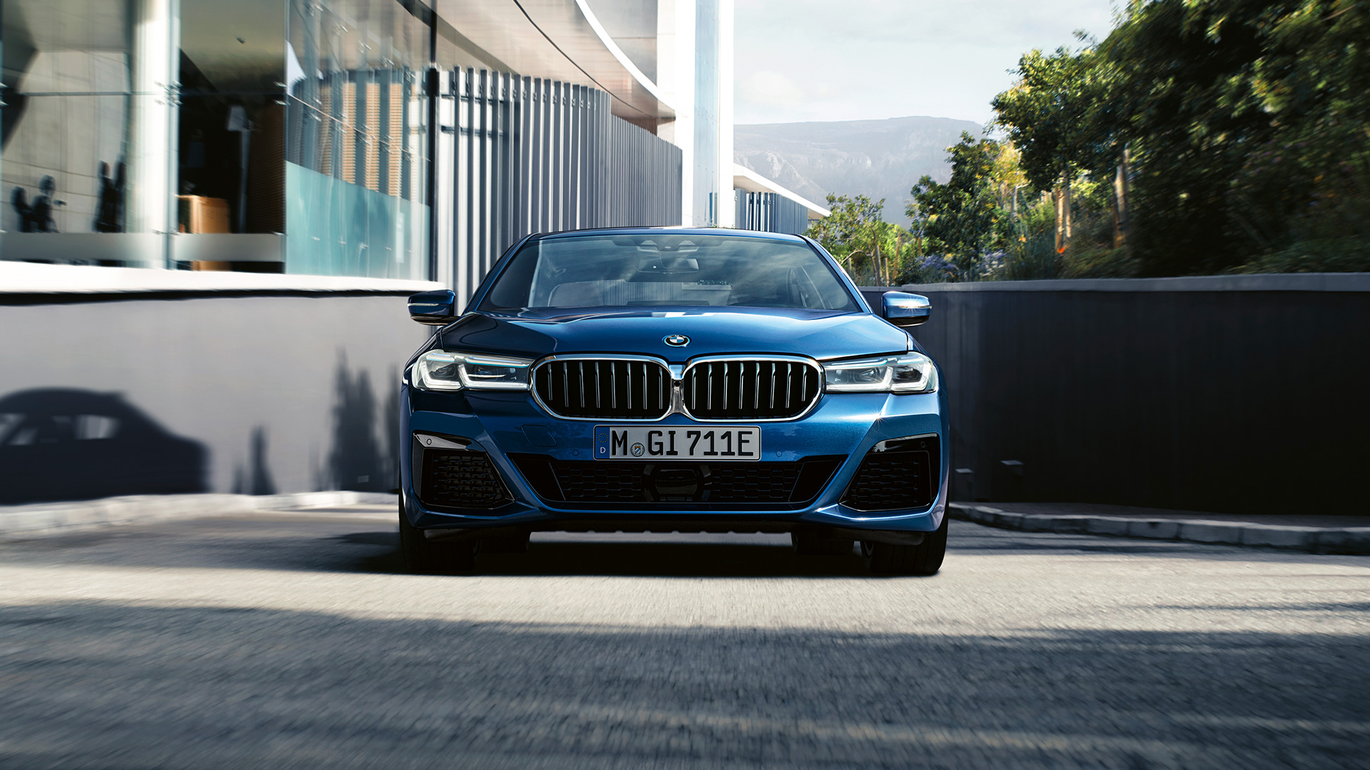 BMW nierengrille en voorbumper BMW 5 Serie Sedan G30 BMW nierengrille en voorbumper BMW 5 Serie Sedan G30 facelift Phytonicblau close-up voorzijde