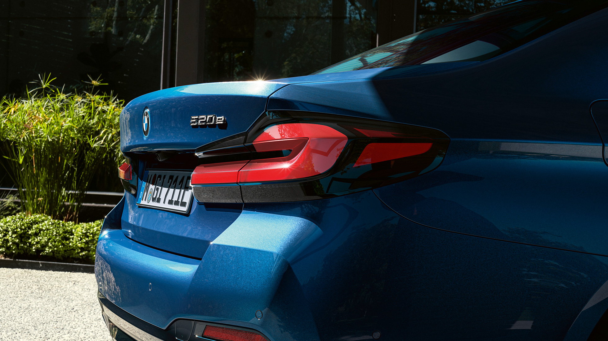 Achterlichten in 3D vorm BMW 5 Serie Sedan G30 Achterlichten in 3D vorm BMW 5 Serie Sedan G30 facelift Phytonicblau close-up achterzijde
